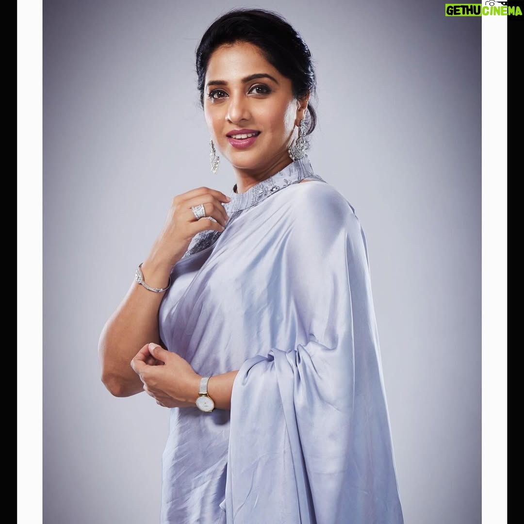 Madhurani Gokhale - 3.9K Likes - In the world of trend .. I love to be classic…!!!!
Photographer: @vishalbhoslephotography
Styling : @srujana_by_ruttuja