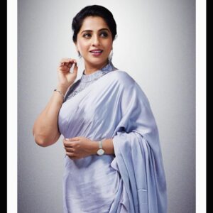 Madhurani Gokhale Instagram - In the world of trend .. I love to be classic…!!!!

Photographer: @vishalbhoslephotography 
Styling : @srujana_by_ruttuja