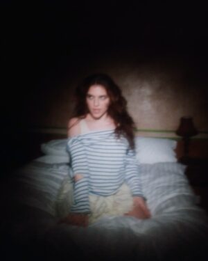 Mae Muller Instagram - BREAKAWAY VIDEO!!! OUT NOW ON YOUTUBE <333 LINK IN BIO <333 *flash warning*

directed by the most gorgeous @benxcole i love you and your mind 💘 produced by my best friend in the world @louisyule i love you both!!! WE DID IT!!!

Director: Ben Cole @benxcole
Producer: Louis Yule @louisyule
Executive Producer: Morgan Faverty @morganfaverty
Production Company: Pavilion Works @pavilionworks
DOP: Sam Hooper @samehhooperdop
1st AC: Stephen Ofori @essofori
Gaffer: Mat Nolan @matthegaff
Hair & Make-Up: Zara Ali @zara_mua
Stylist: Karolina Dorau @karolinadorau
Stills Photographer: Tadeka Thylmann @just.a.tad_
Editor: Ben Cole @benxcole
Colour House: DOMA @doma.works
Colourist: Thomas Kumeling thomaskumeling