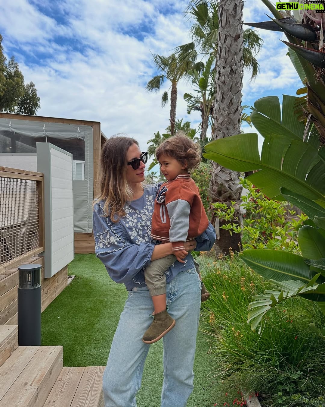 Mafalda Rodiles - 573 Likes - Passámos uns dias espectaculares no @camping_turiscampo e os miúdos simplesmente amaram! Eu nunca acampei na vida mas o Yelloh! Village em Lagos tem a solução perfeita para umas férias inesquecíveis!
Ficámos numa casa com 3 quartos e 6 camas onde cabíamos todos (isso nem sempre é fácil 😅) com um alpendre ótimo e a 5 passos desta mega piscina de água quentinha.
No parque há imensas piscinas exteriores e cobertas, parques para crianças, animais e é pet friendly, há um supermercado e um restaurante que as crianças adoraram por isso nunca saímos do hotel.
Amei o paisagismo, o atendimento e todas as facilidades do hotel! Foi top top!!! Ah ainda há animação para as crianças!!
Fica no Algarve, em Lagos e lá voltaremos em breve!!