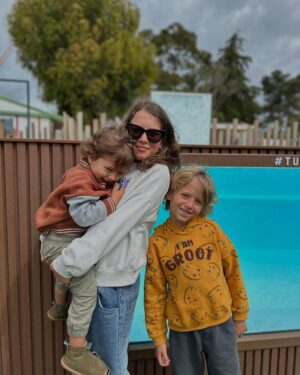 Mafalda Rodiles Instagram - Passámos uns dias espectaculares no @camping_turiscampo e os miúdos simplesmente amaram! Eu nunca acampei na vida mas o Yelloh! Village em Lagos tem a solução perfeita para umas férias inesquecíveis! 
Ficámos numa casa com 3 quartos e 6 camas onde cabíamos todos (isso nem sempre é fácil 😅) com um alpendre ótimo e a 5 passos desta mega piscina de água quentinha. 
No parque há imensas piscinas exteriores e cobertas, parques para crianças, animais e é pet friendly, há um supermercado e um restaurante que as crianças adoraram por isso nunca saímos do hotel. 
Amei o paisagismo, o atendimento e todas as facilidades do hotel! Foi top top!!! Ah ainda há animação para as crianças!! 
Fica no Algarve, em Lagos e lá voltaremos em breve!!