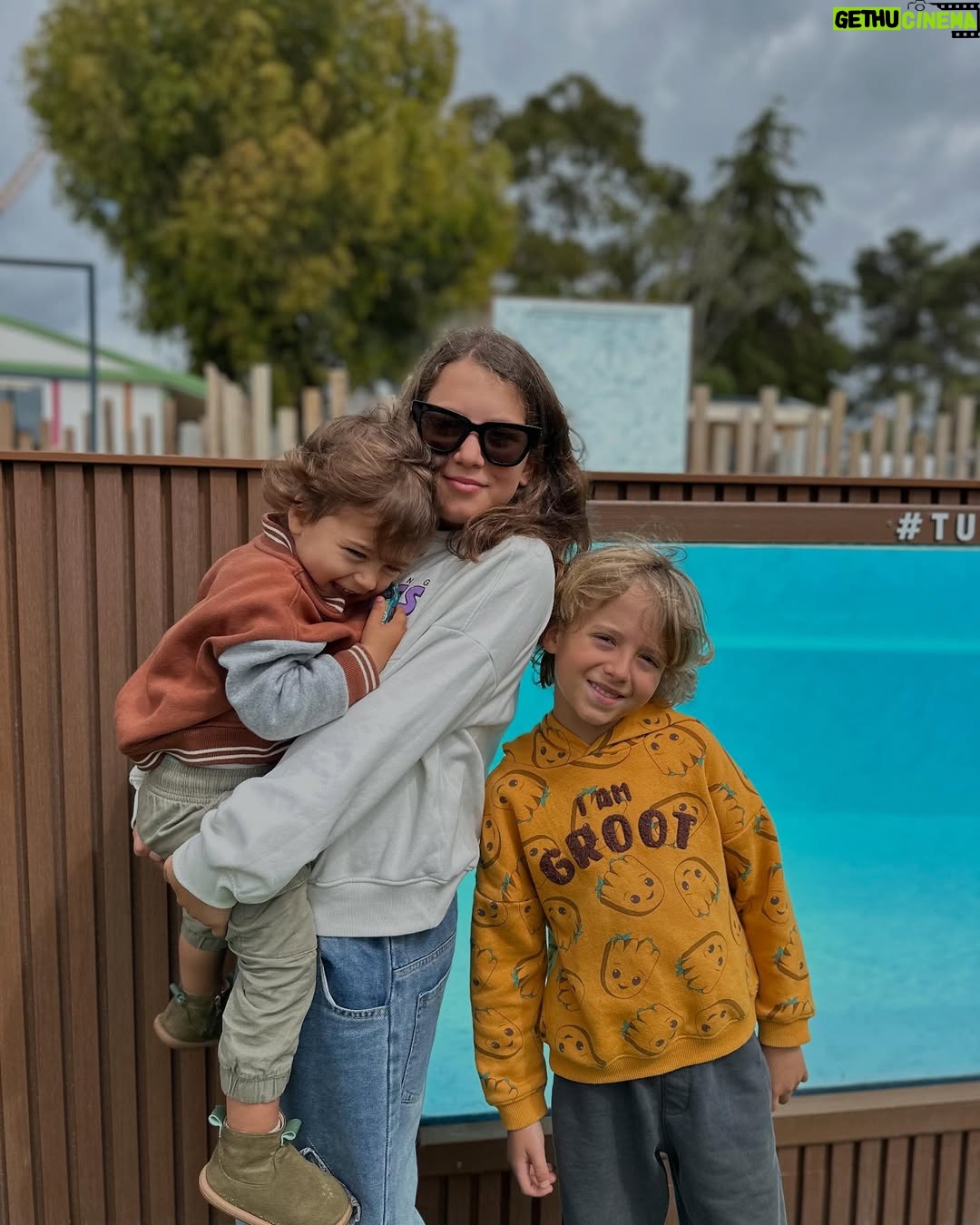 Mafalda Rodiles - 573 Likes - Passámos uns dias espectaculares no @camping_turiscampo e os miúdos simplesmente amaram! Eu nunca acampei na vida mas o Yelloh! Village em Lagos tem a solução perfeita para umas férias inesquecíveis!
Ficámos numa casa com 3 quartos e 6 camas onde cabíamos todos (isso nem sempre é fácil 😅) com um alpendre ótimo e a 5 passos desta mega piscina de água quentinha.
No parque há imensas piscinas exteriores e cobertas, parques para crianças, animais e é pet friendly, há um supermercado e um restaurante que as crianças adoraram por isso nunca saímos do hotel.
Amei o paisagismo, o atendimento e todas as facilidades do hotel! Foi top top!!! Ah ainda há animação para as crianças!!
Fica no Algarve, em Lagos e lá voltaremos em breve!!