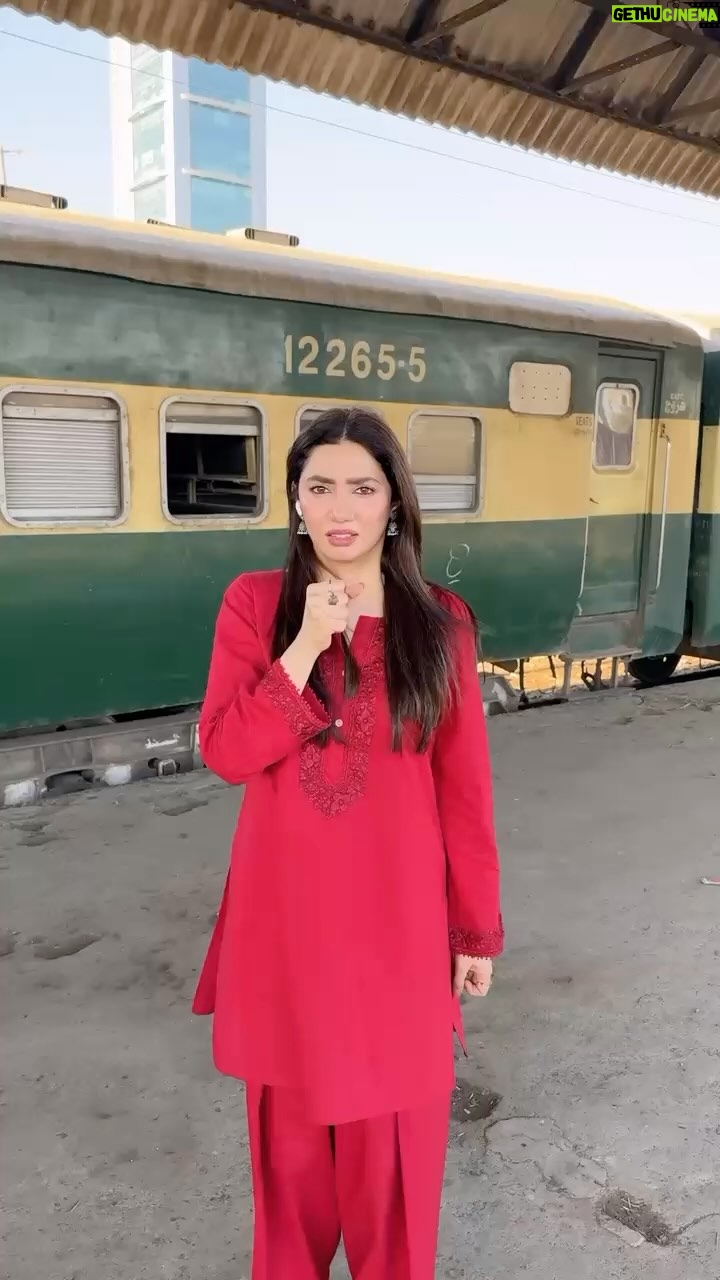 Mahira Khan - 719.5K Likes - Eid aaney waali hai aur Train station pe shoot thi - Chaand Nawab toh banta hai 💁🏻‍♀️