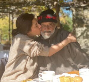 Mahira Khan Instagram - I will forever and ever be my Aba’s little girl. Grateful everyday to be born to a sufi gangsta like Hafeez Ur Rehman Khan. Alhumdulillah. Happy birthday my favourite travel companion..my Aba , te amo ُ✨

P.S make a little prayer for my Aba today. Would be lovely x
