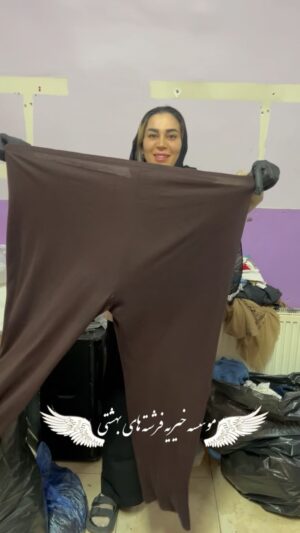 Mahshid Khosravi Instagram - حالا ما میگیم لباس دست دوم هم میتونید بفرستید دیگه هرچی دستتون میاد نفرستید 😐🤦‍♀️
اخرین روز فعالیت خیریه بیست و هفت اسفند 🙏❤️