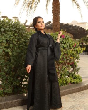 Mai Al Balushi Instagram - إذا كنت لم تستطع أن تفعل شيئًا في الأمس، فهذا لا يعني أنك لا تقدر عليه اليوم #مي_البلوشي #مساء_الخير 🤍🌹@nanoo_39makeupartist  @doaahairstylist @toddler_abaya