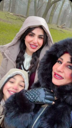 Mai Al Balushi Instagram - “السفر مع الأحبّة يشبه نسمة دافئة تعانق الروح، حيث تمتزج السعادة بالأمان، ويغمرنا شعور عميق بالدفء والراحة. هي لحظات من الصفاء والمودة، نشارك فيها الضحكات والذكريات التي تضيء دروبنا، وتجعل الرحلة أجمل مما كنا نتخيل.” @shaymaa_sulaiman @retal_jassim #شيماء_سليمان #مي_البلوشي #ريتال_جاسم #سفر #احبابي #سعاده #دفء #امان #فرح #رحلة #لندن #اجازه #سعيدة
