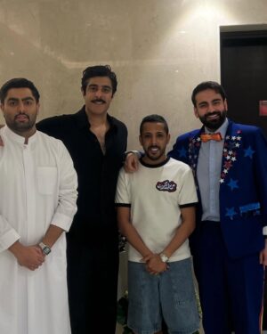 Mai Eidan Instagram - هذا الزرزور الصغير اللي بالنص هو سبب نجاح مسرحية صنع بالكويت هذا العام و العام السابق الكاتب جاسم الجلاهمه. . فخوره فيك ياصديقي
@j_aljalahma 
👇🏻
#مي#مي_العيدان #فجر_السعيد#كشف #كشف_حساب #تصاميم #نهى_نبيل #فهد_الكبيسي#امل_العوضي #العراق#بغداد#الكويت#فنون#فن#فنان#حب #عادل_إمام #اكسبلور_فولو #الامارات #ملاك_رحمة #الرياض#شمس #عبدالحسين_عبدالرضا #شيماءعلي #الهام_الفضاله #موديل_روز #نانسي_عجرم#شجون#عبدالمجيد_عبدالله