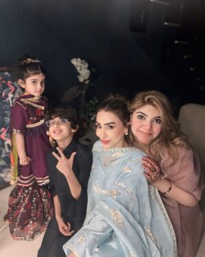 Maira Khan Instagram - Meethi eid  ki pehli raat apno kay saath ❤️
#dress @kyousufofficial ✨