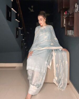 Maira Khan Instagram - Meethi eid  ki pehli raat apno kay saath ❤️
#dress @kyousufofficial ✨