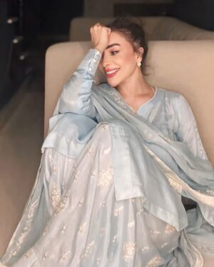 Maira Khan Instagram - Meethi eid  ki pehli raat apno kay saath ❤️
#dress @kyousufofficial ✨