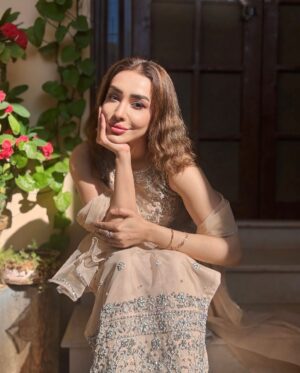 Maira Khan Instagram - Eid Mubarak Aap sab ko 🫶🏻
Khoobsurat Eid ka jora @mansoorakramcouture ❤️