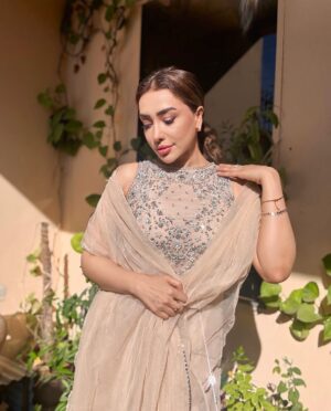 Maira Khan Instagram - Eid Mubarak Aap sab ko 🫶🏻
Khoobsurat Eid ka jora @mansoorakramcouture ❤️