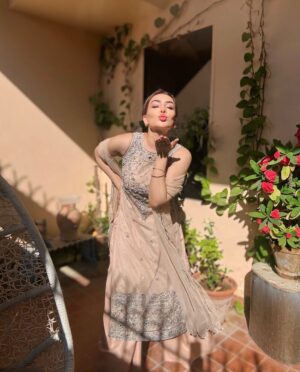 Maira Khan Instagram - Eid Mubarak Aap sab ko 🫶🏻
Khoobsurat Eid ka jora @mansoorakramcouture ❤️