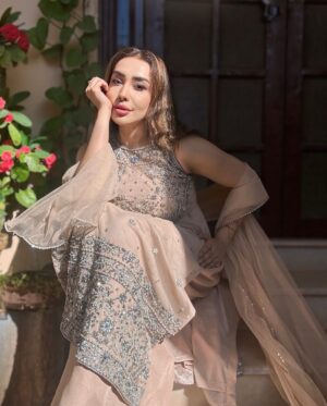 Maira Khan Instagram - Eid Mubarak Aap sab ko 🫶🏻
Khoobsurat Eid ka jora @mansoorakramcouture ❤️