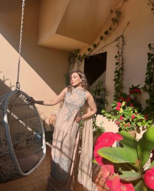 Maira Khan Instagram - Eid Mubarak Aap sab ko 🫶🏻
Khoobsurat Eid ka jora @mansoorakramcouture ❤️
