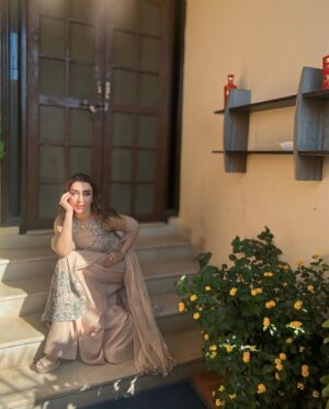 Maira Khan Instagram - Eid Mubarak Aap sab ko 🫶🏻
Khoobsurat Eid ka jora @mansoorakramcouture ❤️