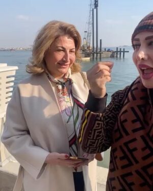 Mais Gomar Instagram - اليوم اني في بصرتنا الحبيبه وسط جمهوري العراقي اجيت بوقت الظهر لان عندي استراحه من التصوير كم ساعه استغليت الفرصه واجيت لأحظر هذه الأجواء الأكثر من رائعه وارجع اكمل تصوير ..شكرا اهل البصره الكرام الرائعين رفعتو روسنه شكرا على استقبالكم وحبكم .. ربي يديم هالجمعه الحلوه من شمالنا الى جنوبنا متحدين على الحب والترحيب بأخواننا الخليجين..
شكرا اصدقائي الرائعين اللي رافقوني.
الرائع نورالدين
@nooralalaqy
الرائع الغالي زياد العذاري
@zeadalathary
الرائع الغالي دكتور مجنون
@hishamrami_
#خليجي_25_بصراوي
#خليجي25
#البصره
#بطولة_كأس_الخليج
#ميس_كمر