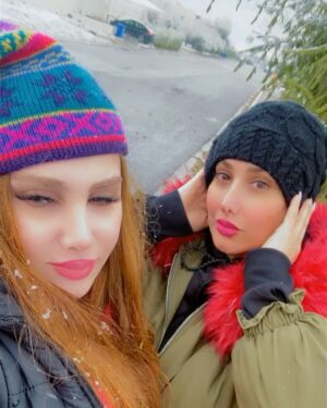 Mais Gomar Instagram - أجواء الثلج البارحه تجنن اني ولبنى وكل عائلتي.. قضينا اوقات ممتعه .. صح بارده بس اجواء مميزه. @lubnagumir
#لبنى_كمر
#ميس_كمر