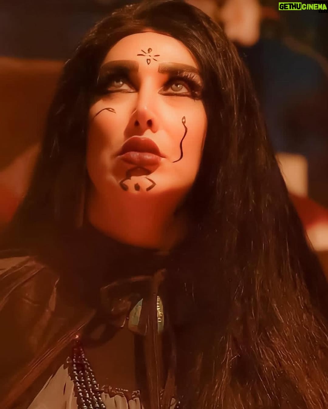 Mais Gomar - 26.8K Likes - دور الساحره المتنكره كانت شخصيه جديده لي هذه السنه في الدراما الخليجيه في مسلسل(لغز 1990) .. دور مهم واداء عالي بشهاده النقاد والصحافه.. شكرا لمن أشاد بأدائي والحمدلله دائما حريصه على ان  اقدم تنويع بالشخصيات والكاريكترات لتجنب الملل والرتابه والتكرار..هذا دليل على امكانيات الفنان..وأيضا كان لي عمل خليجي اخر لهذه السنه بشخصيه مختلفه اخرى عرضت في شهر رمضان ..وأنا حاليا اصور مسلسل جديد( دافيء الشعور) في دولة البحرين الشقيقه وسيعرض قريبآ ان شاءالله..
أنا بوجودكم أستمر وأبدع عائلتي الكبيره جمهوري الغالي.
احبكم.
#ميس_كمر