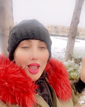 Mais Gomar Instagram - أجواء الثلج البارحه تجنن اني ولبنى وكل عائلتي.. قضينا اوقات ممتعه .. صح بارده بس اجواء مميزه. @lubnagumir
#لبنى_كمر
#ميس_كمر