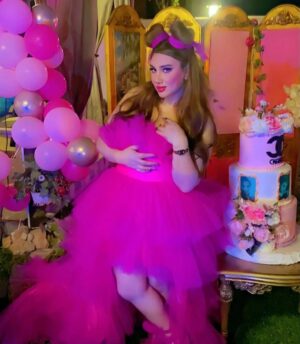 Mais Gomar Instagram - عيد ميلاد أختي حبييتي لبنى كمر.. وسط اجواء عائليه مع الاهل والصديقات في بيتنا.. كل عام وانتي بألف خير حبيبتي لبونه ربي يحفظج يااحلى اخت بالدنيا🎂🎂🎂
دخلو لحسابها كولولها كل عام وانتي بخير حبايبي الغوالي❤️❤️
@lubnagumir
#لبنى_كمر
#ميس_كمر
ميك اب المبدعه سمره
@makeupbyamol
كوافير المبدع حسام
@hussammihob
سنتر اوبرا
@oprah.center