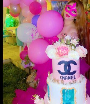 Mais Gomar Instagram - عيد ميلاد أختي حبييتي لبنى كمر.. وسط اجواء عائليه مع الاهل والصديقات في بيتنا.. كل عام وانتي بألف خير حبيبتي لبونه ربي يحفظج يااحلى اخت بالدنيا🎂🎂🎂
دخلو لحسابها كولولها كل عام وانتي بخير حبايبي الغوالي❤️❤️
@lubnagumir
#لبنى_كمر
#ميس_كمر
ميك اب المبدعه سمره
@makeupbyamol
كوافير المبدع حسام
@hussammihob
سنتر اوبرا
@oprah.center