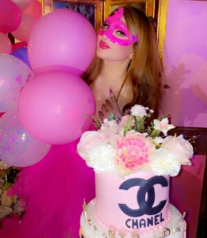 Mais Gomar Instagram - عيد ميلاد أختي حبييتي لبنى كمر.. وسط اجواء عائليه مع الاهل والصديقات في بيتنا.. كل عام وانتي بألف خير حبيبتي لبونه ربي يحفظج يااحلى اخت بالدنيا🎂🎂🎂
دخلو لحسابها كولولها كل عام وانتي بخير حبايبي الغوالي❤️❤️
@lubnagumir
#لبنى_كمر
#ميس_كمر
ميك اب المبدعه سمره
@makeupbyamol
كوافير المبدع حسام
@hussammihob
سنتر اوبرا
@oprah.center