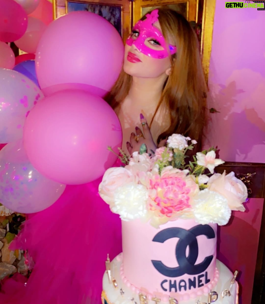 Mais Gomar - 18.9K Likes - عيد ميلاد أختي حبييتي لبنى كمر.. وسط اجواء عائليه مع الاهل والصديقات في بيتنا.. كل عام وانتي بألف خير حبيبتي لبونه ربي يحفظج يااحلى اخت بالدنيا🎂🎂🎂
دخلو لحسابها كولولها كل عام وانتي بخير حبايبي الغوالي❤️❤️
@lubnagumir 
#لبنى_كمر
#ميس_كمر
ميك اب المبدعه سمره
@makeupbyamol
كوافير المبدع حسام 
@hussammihob 
سنتر اوبرا
@oprah.center