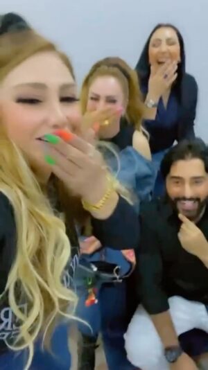 Mais Gomar Instagram - تفوتكم 🤣شوفو بعد الحلقه مال عائلتي تربح 🤣فريقنا بعد الخساره.. ترى شاركنه حتى نغيرلكم جووو معليكم بسوالف الربح والخساره هههههه اصلا حتى فكرة البرنامج مجنت اعرفها والله ههههههه ..
مشتاقيلكم وأن شاءالله عجبتكم الحلقه 😋❤️
#عائلتي_تربح
#mbc_العراق
@lubnagumir
@shaymaaraad.official
@razaq7hmed
@nasma_quen
@alaa.najeem
