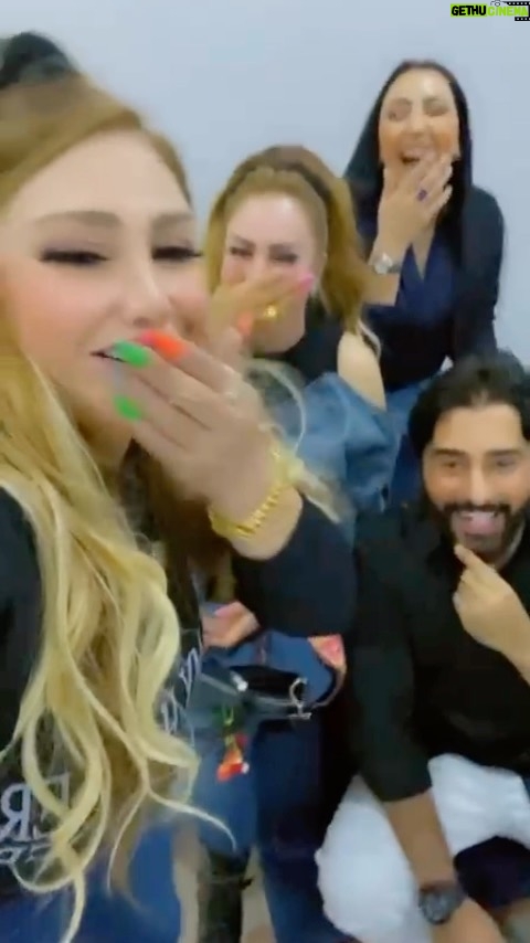 Mais Gomar - 26.5K Likes - تفوتكم 🤣شوفو بعد الحلقه مال عائلتي تربح 🤣فريقنا بعد الخساره.. ترى شاركنه حتى نغيرلكم جووو معليكم بسوالف الربح والخساره هههههه اصلا حتى فكرة البرنامج مجنت اعرفها والله ههههههه ..
مشتاقيلكم وأن شاءالله عجبتكم الحلقه 😋❤️
#عائلتي_تربح 
#mbc_العراق 
@lubnagumir 
@shaymaaraad.official 
@razaq7hmed 
@nasma_quen 
@alaa.najeem