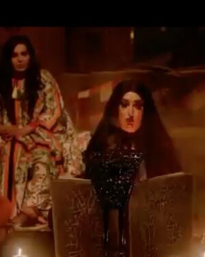 Mais Gomar Instagram - دور الساحره المتنكره كانت شخصيه جديده لي هذه السنه في الدراما الخليجيه في مسلسل(لغز 1990) .. دور مهم واداء عالي بشهاده النقاد والصحافه.. شكرا لمن أشاد بأدائي والحمدلله دائما حريصه على ان اقدم تنويع بالشخصيات والكاريكترات لتجنب الملل والرتابه والتكرار..هذا دليل على امكانيات الفنان..وأيضا كان لي عمل خليجي اخر لهذه السنه بشخصيه مختلفه اخرى عرضت في شهر رمضان ..وأنا حاليا اصور مسلسل جديد( دافيء الشعور) في دولة البحرين الشقيقه وسيعرض قريبآ ان شاءالله..
أنا بوجودكم أستمر وأبدع عائلتي الكبيره جمهوري الغالي.
احبكم.
#ميس_كمر