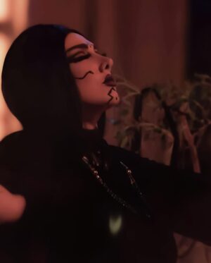 Mais Gomar Instagram - دور الساحره المتنكره كانت شخصيه جديده لي هذه السنه في الدراما الخليجيه في مسلسل(لغز 1990) .. دور مهم واداء عالي بشهاده النقاد والصحافه.. شكرا لمن أشاد بأدائي والحمدلله دائما حريصه على ان اقدم تنويع بالشخصيات والكاريكترات لتجنب الملل والرتابه والتكرار..هذا دليل على امكانيات الفنان..وأيضا كان لي عمل خليجي اخر لهذه السنه بشخصيه مختلفه اخرى عرضت في شهر رمضان ..وأنا حاليا اصور مسلسل جديد( دافيء الشعور) في دولة البحرين الشقيقه وسيعرض قريبآ ان شاءالله..
أنا بوجودكم أستمر وأبدع عائلتي الكبيره جمهوري الغالي.
احبكم.
#ميس_كمر