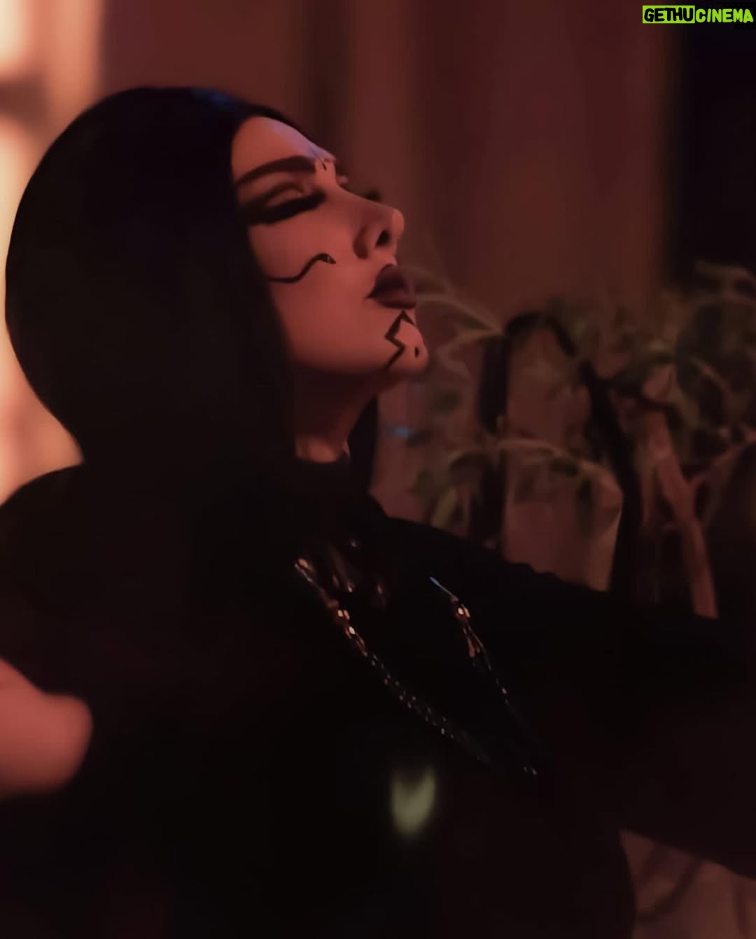 Mais Gomar - 26.8K Likes - دور الساحره المتنكره كانت شخصيه جديده لي هذه السنه في الدراما الخليجيه في مسلسل(لغز 1990) .. دور مهم واداء عالي بشهاده النقاد والصحافه.. شكرا لمن أشاد بأدائي والحمدلله دائما حريصه على ان  اقدم تنويع بالشخصيات والكاريكترات لتجنب الملل والرتابه والتكرار..هذا دليل على امكانيات الفنان..وأيضا كان لي عمل خليجي اخر لهذه السنه بشخصيه مختلفه اخرى عرضت في شهر رمضان ..وأنا حاليا اصور مسلسل جديد( دافيء الشعور) في دولة البحرين الشقيقه وسيعرض قريبآ ان شاءالله..
أنا بوجودكم أستمر وأبدع عائلتي الكبيره جمهوري الغالي.
احبكم.
#ميس_كمر