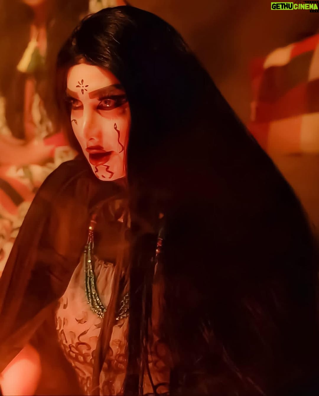 Mais Gomar - 26.8K Likes - دور الساحره المتنكره كانت شخصيه جديده لي هذه السنه في الدراما الخليجيه في مسلسل(لغز 1990) .. دور مهم واداء عالي بشهاده النقاد والصحافه.. شكرا لمن أشاد بأدائي والحمدلله دائما حريصه على ان  اقدم تنويع بالشخصيات والكاريكترات لتجنب الملل والرتابه والتكرار..هذا دليل على امكانيات الفنان..وأيضا كان لي عمل خليجي اخر لهذه السنه بشخصيه مختلفه اخرى عرضت في شهر رمضان ..وأنا حاليا اصور مسلسل جديد( دافيء الشعور) في دولة البحرين الشقيقه وسيعرض قريبآ ان شاءالله..
أنا بوجودكم أستمر وأبدع عائلتي الكبيره جمهوري الغالي.
احبكم.
#ميس_كمر