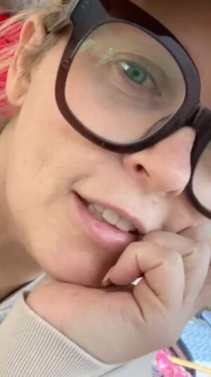 Maite Kelly Instagram - Ich  meine Nerd Brille  Stoffe = Sonmershows ♥️☀️🕶️⛱️ #live #mindband #sommershows #hits #singen #tanzen #sommernacht #schlager #maitekelly #ungeschminkt #ohnefilter