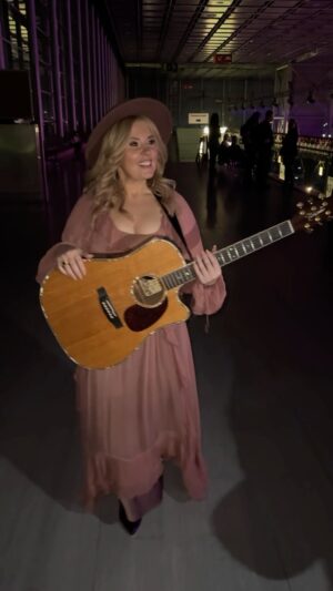 Maite Kelly Instagram - Meine Songwriting Gitarre und ich 🎸😘🥳
#happysunday #sundayvibes #helenefischershow #musik #music #love #nurliebe #singersongwriter #momentewiediese❤️