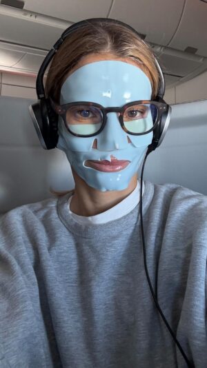 Maja Bohosiewicz Instagram - Edycja samolotowa. 
Spotkałam się z komentarzami które zarzucają że w samolocie jest dużo bakterii więc nigdy nie robiłyby sobie skin care routine właśnie tam.. ale kurde nie bardzo kumam jaka jest zależność.