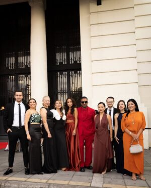 Majida Issa Instagram - Para mí @elboleroderuben es mucho más que una obra cinematográfica… es un homenaje a los sueños compartidos, al amor incondicional, a la amistad a prueba de todo! 
🎬El primer musical en la historia del cine colombiano ganó el premio del público! Que regalo más valioso e importante nos han dado. Gracias por votar de manera honesta y por abrirle el camino al cine musical latinoamericano.
🎬 A todo el equipo del Bolero: mi amor y agradecimiento por su trabajo disciplinado, comprometido y consciente. Es un placer trabajar con profesionales como ustedes! No sé muy bien de qué se trata la industria, pero si sé que de esto se trata el arte: de construir en equipo! 
🎬 Gracias @jorgeduquevelez y @santini_es por permitirme ser la primera en vestir una pieza preciosa de su nueva colección #lavorágine , por la horimiguita de esmeralda repleta de amor y por reflejar afuera de esa manera tan virtuosa lo que pasa adentro. 
🎬 Gracias Mona @leidytorresarboleda por tus hermosos zapatos. Tu generosidad me hizo caminar la alfombra roja de los premios macondo feliz!
🎬 Mi maquillaje es de la dulce y talentosa @sparklybeauty1 
🎬Estás hermosas fotos son de @dave.esparragoza 
🎬Gracias @academiacolcine por esta inolvidable noche!