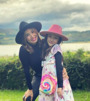 Majida Issa Instagram - LAS MUJERES DE MI VIDA SON MIS PIES EN LA TIERRA Y SON MI CIELO INFINITO. LAS AMO MÁS DE LO QUE ELLAS PUEDEN ENTENDER! (Así en mayúsculas, sostenidas y para siempre) 💗
📸 de mi adorado @rafastomp