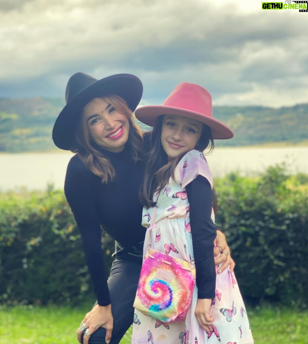 Majida Issa - 21.9K Likes - LAS MUJERES DE MI VIDA SON MIS PIES EN LA TIERRA Y SON MI CIELO INFINITO. LAS AMO MÁS DE LO QUE ELLAS PUEDEN ENTENDER! (Así en mayúsculas, sostenidas y para siempre) 💗
📸 de mi adorado @rafastomp