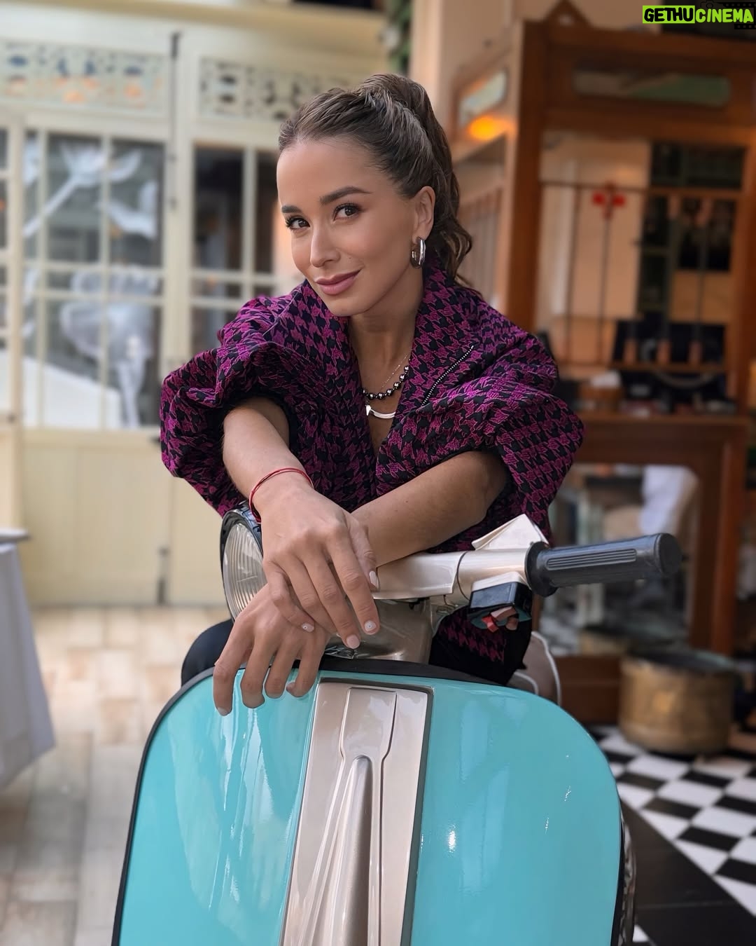 Majida Issa - 28.9K Likes - Celebro la vida! Celebro nuestro estreno! Celebro su compañía gente linda.
Gracias equipo por acompañarme hoy! Los quiero!
M&H @oscartsanchez @_heidymakeup
Stylist @catalinaramirezstylist
Pantalón y chaqueta de @malva - @camilofranco.cf
Joyas @sofiallanosaccessories
Manager @deisymarroquin
PR @labullapr
📍@lafavoritarestaurante
Fotos por fortuna de mi amigo @santiagogiraldotv
@vix