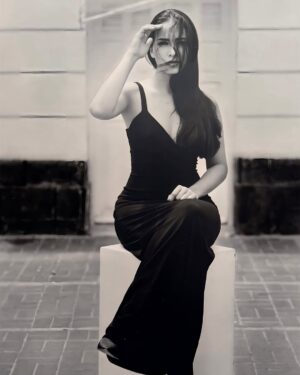 Majida Issa Instagram - Esta foto me la tomó Roberto Blenda en el 2006. Me había graduado con honores de la Escuela Nacional de Arte Teatral (ENAT) en Ciudad de México un año antes y estaba haciendo una investigación teatral sobre el arte del actor, el manejo del cuerpo y las acciones en escena. Hoy me mandaron esta foto (en físico) y casi se me estalla el corazón! En el transcurso de 3 horas he recordado todo el camino hasta aquí. No es coincidencia! Ha valido la pena cada segundo hasta hoy, ha valido la pena decir NO, ha valido la pena defender este arte en cualquier set y en cualquier escenario. Sí amigos y amigas! Actuar es un ARTE y se estudia, se cultiva, se esculpe, se replantea, se investiga, se gesta, se construye, se crea. 
Gracias maestros por tanto! Gracias a los colegas y compañeros que respetan esta profesión y la ponen en su justo y digno lugar… la visten, la honran, la juegan. Hoy, 19 años después, soy una actriz distinta a la de esta foto en el desarrollo de las técnicas, las conclusiones, las herramientas, las capacidades. Pero sigo siendo la misma niña apasionada y curiosa. Me sigo emocionando hasta las lágrimas y me sigo entregando en cuerpo y alma. Hermoso arte el nuestro colegas! “Que nuestras acciones sigan abriendo mil puertas”. Aplaudo a los actores y actrices que me leen y agradezco infinitamente al público, al espectador generoso por darle sentido a todo… sin ustedes, nada!

PD: puse esta publicación hace algunas horas en mis historias y muchos de ustedes me pidieron que la compartiera en el feed para volver a ella. Gracias por leerme y por querer estar! 🤍 Que la magia sea!

📸 @blendaimage foto de la serie “Stationary Traveller”