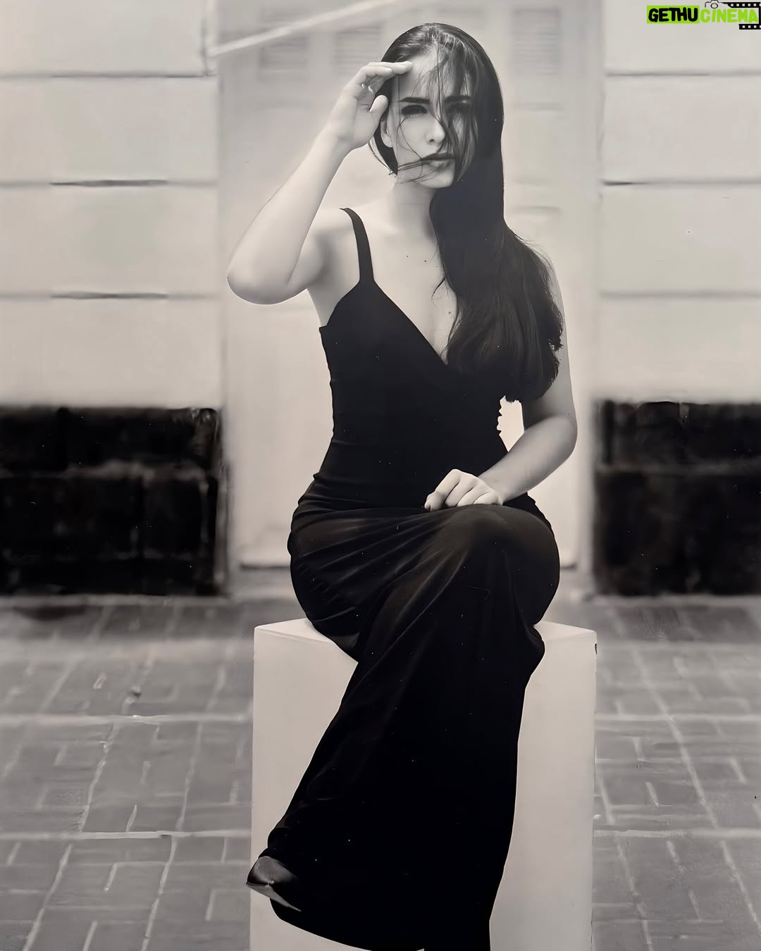 Majida Issa - 31.9K Likes - Esta foto me la tomó Roberto Blenda en el 2006. Me había graduado con honores de la Escuela Nacional de Arte Teatral (ENAT) en Ciudad de México un año antes y estaba haciendo una investigación teatral sobre el arte del actor, el manejo del cuerpo y las acciones en escena. Hoy me mandaron esta foto (en físico) y casi se me estalla el corazón! En el transcurso de 3 horas he recordado todo el camino hasta aquí. No es coincidencia! Ha valido la pena cada segundo hasta hoy, ha valido la pena decir NO, ha valido la pena defender este arte en cualquier set y en cualquier escenario. Sí amigos y amigas! Actuar es un ARTE y se estudia, se cultiva, se esculpe, se replantea, se investiga, se gesta, se construye, se crea.
Gracias maestros por tanto! Gracias a los colegas y compañeros que respetan esta profesión y la ponen en su justo y digno lugar… la visten, la honran, la juegan. Hoy, 19 años después, soy una actriz distinta a la de esta foto en el desarrollo de las técnicas, las conclusiones, las herramientas, las capacidades. Pero sigo siendo la misma niña apasionada y curiosa. Me sigo emocionando hasta las lágrimas y me sigo entregando en cuerpo y alma. Hermoso arte el nuestro colegas! “Que nuestras acciones sigan abriendo mil puertas”. Aplaudo a los actores y actrices que me leen y agradezco infinitamente al público, al espectador generoso por darle sentido a todo… sin ustedes, nada!
PD: puse esta publicación hace algunas horas en mis historias y muchos de ustedes me pidieron que la compartiera en el feed para volver a ella. Gracias por leerme y por querer estar! 🤍 Que la magia sea!
📸 @blendaimage foto de la serie “Stationary Traveller”