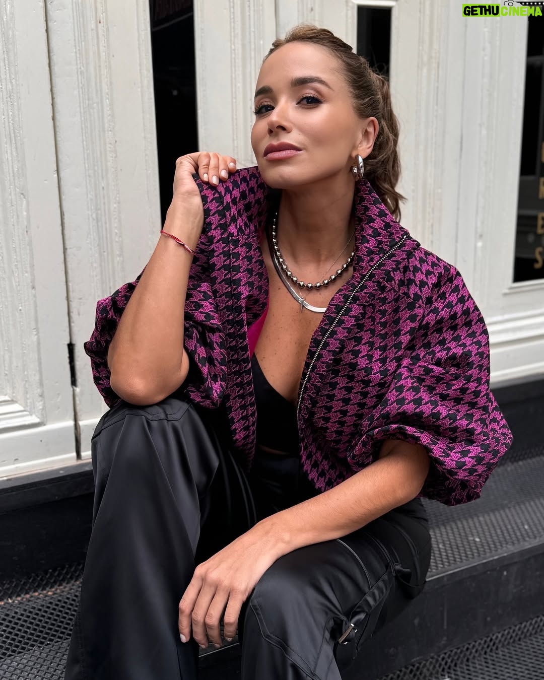 Majida Issa - 28.9K Likes - Celebro la vida! Celebro nuestro estreno! Celebro su compañía gente linda.
Gracias equipo por acompañarme hoy! Los quiero!
M&H @oscartsanchez @_heidymakeup
Stylist @catalinaramirezstylist
Pantalón y chaqueta de @malva - @camilofranco.cf
Joyas @sofiallanosaccessories
Manager @deisymarroquin
PR @labullapr
📍@lafavoritarestaurante
Fotos por fortuna de mi amigo @santiagogiraldotv
@vix