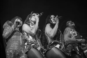 Majida Issa Instagram - BOGOTÁ VOLVEMOS! Queremos celebrar con ustedes el cierre de nuestra gira #pedlacuartadimension ! Gracias por desarrugar el corazón y cantar con nosotr@s en cada rincón del país. Los esperamos el 21 y 22 de NOVIEMBRE en el @teatroastorplaza para despedir este año como se debe!!! #puropower 
🎫 link en mi Bio 💛 @planchando_el_despecho @tuboleta 

📸 @carolinaramirezpaez