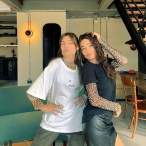 Majida Issa Instagram - A punta de admirarnos procuramos el encuentro. A punta de experiencias y “ganas” hemos encontrado la manera de escribir nuestro destino. A punta de voluntad y “manitas de araña” hoy celebramos las historias que se empiezan a contar… que sean mil más Marce.  #girlpower 🫶 @marcelamar07