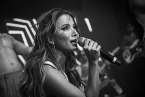 Majida Issa Instagram - BOGOTÁ VOLVEMOS! Queremos celebrar con ustedes el cierre de nuestra gira #pedlacuartadimension ! Gracias por desarrugar el corazón y cantar con nosotr@s en cada rincón del país. Los esperamos el 21 y 22 de NOVIEMBRE en el @teatroastorplaza para despedir este año como se debe!!! #puropower 
🎫 link en mi Bio 💛 @planchando_el_despecho @tuboleta 

📸 @carolinaramirezpaez