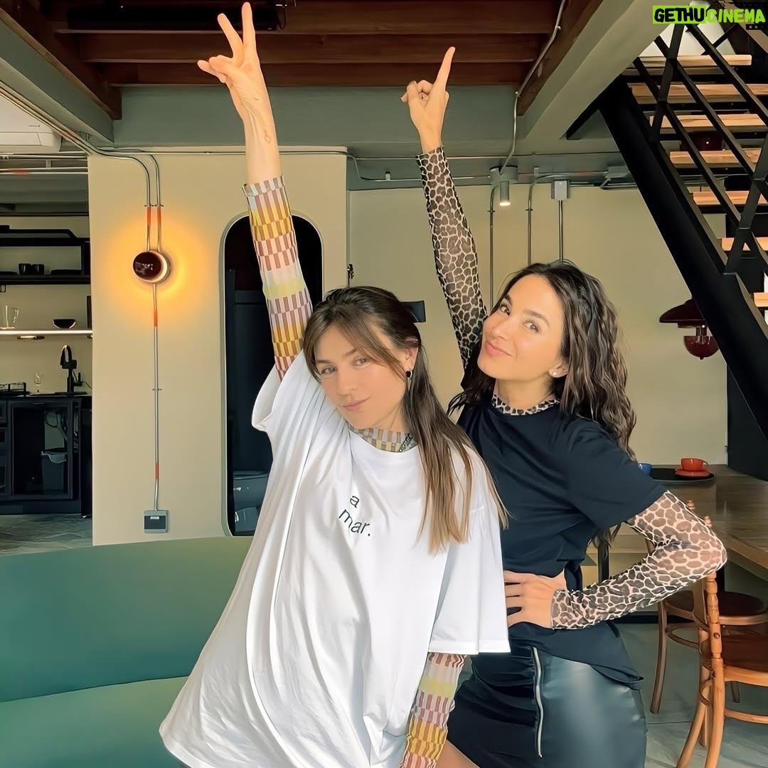 Majida Issa - 27.4K Likes - A punta de admirarnos procuramos el encuentro. A punta de experiencias y “ganas” hemos encontrado la manera de escribir nuestro destino. A punta de voluntad y “manitas de araña” hoy celebramos las historias que se empiezan a contar… que sean mil más Marce. #girlpower 🫶 @marcelamar07