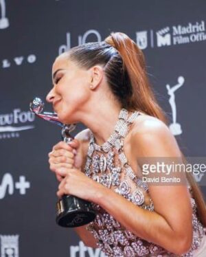 Majida Issa Instagram - Con el alma entera: GRACIAS! 🙏💛🥂

Mis amigos  @jorgeduquevelez @santini_es me vistieron de princesa para una noche inolvidable!
Maquillaje @javierodivieromakeup 
Peinado @africacabelloestilistas 

@premios_platino #premiosplatino2023